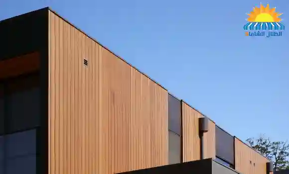 تركيب كلادينج خشبي على واجهة منزل بتصميم عصري وتشطيب أنيق