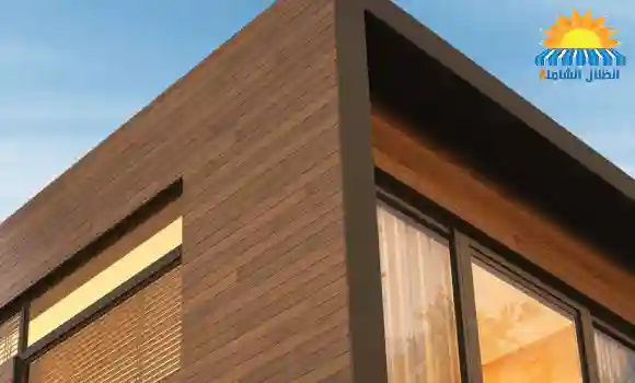 تصميم واجهة مبنى باستخدام كلادينج خشبي يمنح شكلًا دافئًا وجذابًا