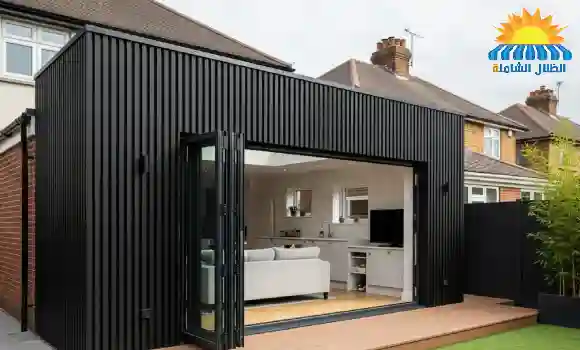 كلادينج خشبي مقاوم للعوامل الجوية يغطّي واجهة مبنى سكني