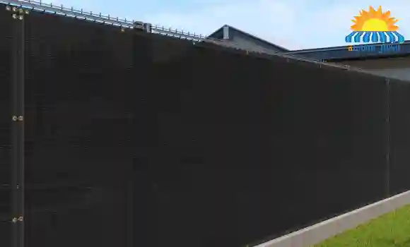 سواتر قماش خارجية توفر الخصوصية والحماية من الشمس بتصميم عملي وألوان متعددة