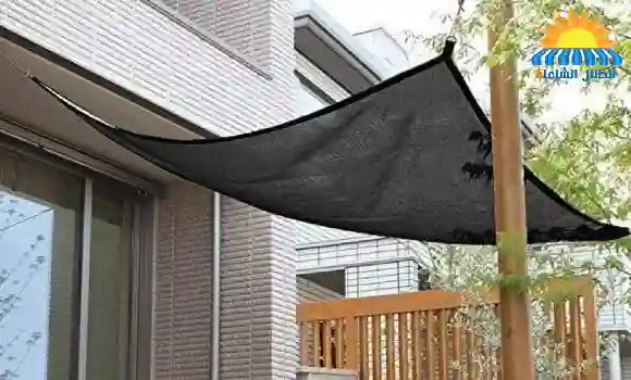 تركيب مظلة معلّقة بالرياض يضيف لمسة جمالية للمكان مع توفير تظليل ممتاز