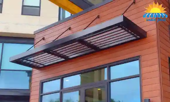 مظلات خارجية معلّقة بمواد متينة في الرياض تمنح المنطقة ظلًا مريحًا طوال اليوم