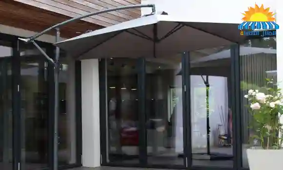 مظلات معلّقة بالرياض مثبتة على الجدران لتظليل المساحات الخارجية بشكل أنيق وفعّال