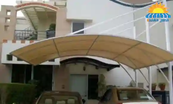 مظلات معلقة في الرياض بتصميم مرتفع توفر ظلًا واسعًا للمساحات الخارجية مع مظهر عصري ومتين