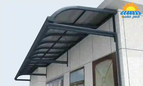 مظلة معلّقة مرتفعة في أحد المنازل بالرياض مصممة لتقليل الحرارة وتحسين راحة الجلسات