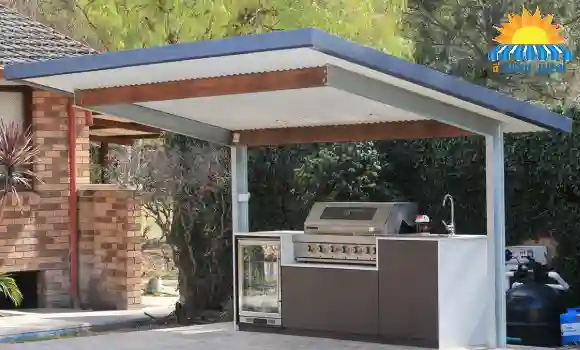 مظلات ساندوتش بانل بسطح معزول توفر حماية من الحرارة والعوامل الجوية