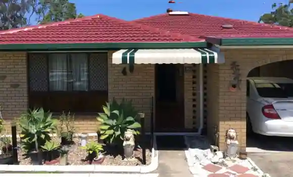 مظلات قرميد بالرياض بتصميم كلاسيكي تغطي المداخل والمواقف وتوفر حماية من الشمس