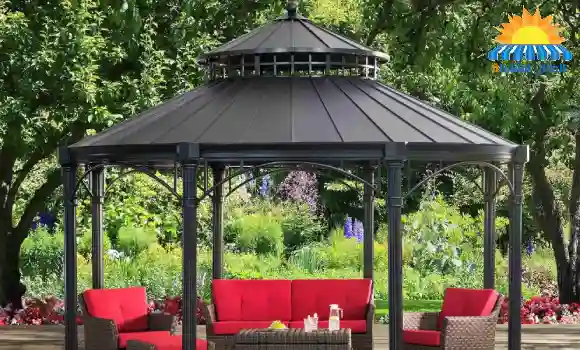 مظلة دائرية مثبتة في ساحة مفتوحة بهيكل قوي وسقف يوفر حماية من الشمس