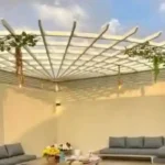 مظلات دائرية بتصميم متناسق تغطي مساحة خارجية بشكل متوازن وتوفر ظلًا مريحًا