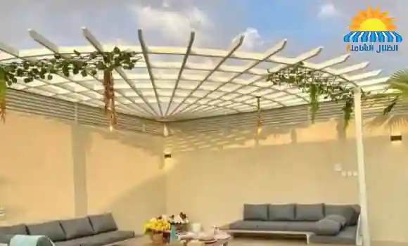 مظلات دائرية بتصميم متناسق تغطي مساحة خارجية بشكل متوازن وتوفر ظلًا مريحًا