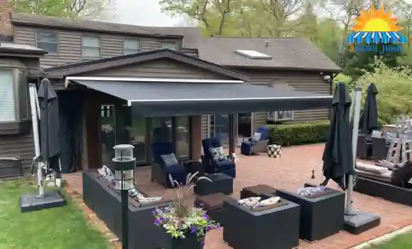مظلات سكنية بتصميم أنيق تضيف حماية وجمالًا للمساحات الخارجية