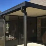 مظلة سكنية مثبتة في فناء منزل بهيكل متين وسقف عملي