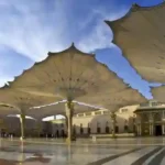 مظلات مساجد توفر ظلًا للمصلين في الساحات الخارجية أمام المسجد