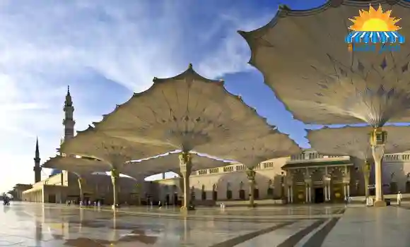 مظلات مساجد توفر ظلًا للمصلين في الساحات الخارجية أمام المسجد