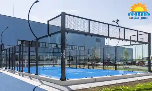 تنفيذ تصميم ملعب بادل بالرياض بسياج زجاجي وتجهيزات متكاملة للاستخدام الرياضي