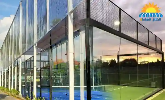 تصميم ملاعب بادل بالرياض بمواصفات حديثة تشمل أرضية مخصصة وإضاءة مناسبة للعب