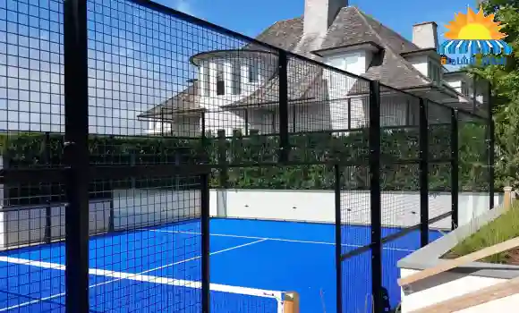 ملعب بادل في الرياض بتصميم هندسي يراعي المساحات والمعايير الرياضية