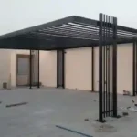 مظلة تيوبات بهيكل معدني قوي مصممة لتغطية المساحات الخارجية وتوفير ظل ثابت