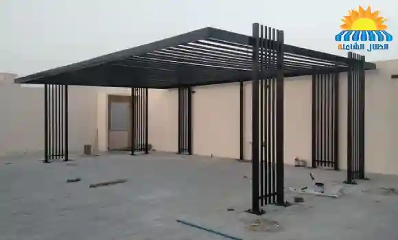 مظلة تيوبات بهيكل معدني قوي مصممة لتغطية المساحات الخارجية وتوفير ظل ثابت