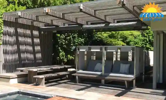 مظلة برجولة خارجية توفر حماية من الشمس وتضيف لمسة جمالية للمكان