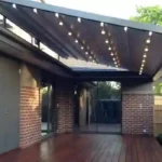 مظلات برجولات بتصميم أنيق تغطي الجلسات الخارجية وتوفر ظلًا مريحًا