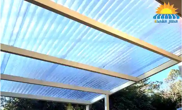 تركيب مظلات فيبر جلاس بسطح أملس ومقاوم للحرارة مناسبة للمداخل والمواقف