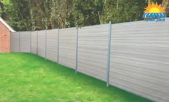 أسوار ساندوتش بانل مصنوعة من ألواح معدنية قوية توفر حماية وأمان للمباني والمناطق السكنية